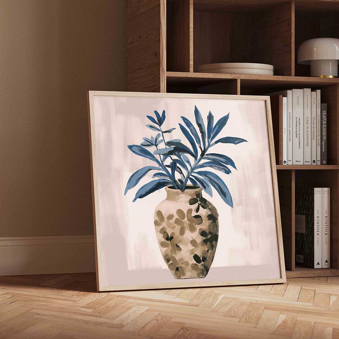 Blauwe bladeren in vaas – moderne wandkunst met kleur en vormen als poster