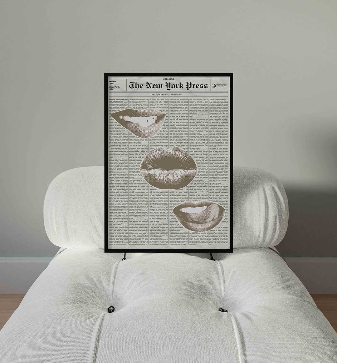 Drie lippen op krantenachtergrond – staande Pop Art wanddecoratie van WallArtistic