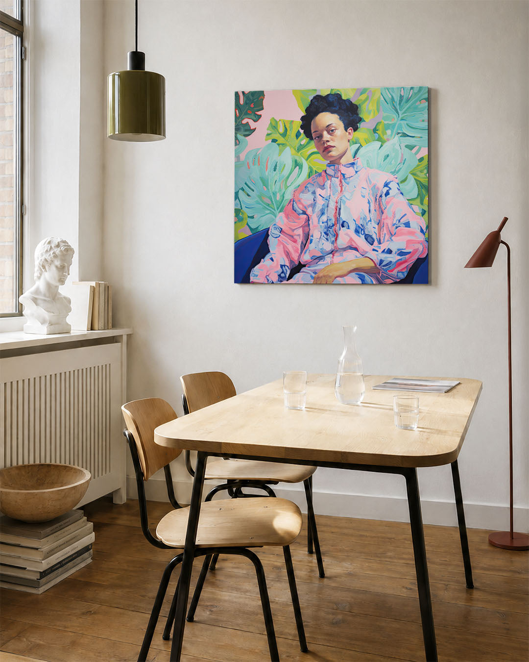 Vrouw met bladeren kunstwerk – vierkante wanddecoratie – dit werk toont een vrouw in een kleurrijke outfit, omringd door