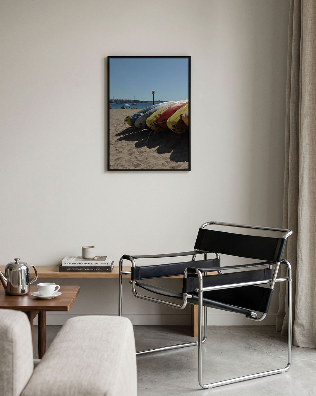 Kleurrijke kajaks op strand poster – tweede productweergave – deze poster toont een rij kleurrijke kajaks op een zonnig
