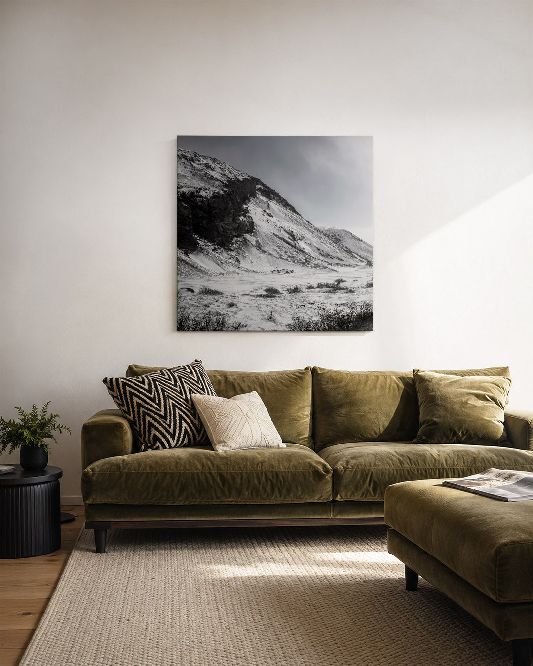 Berglandschap in de sneeuw kunstwerk – derde productweergave – deze kunstwerk toont een besneeuwd berglandschap met donkere