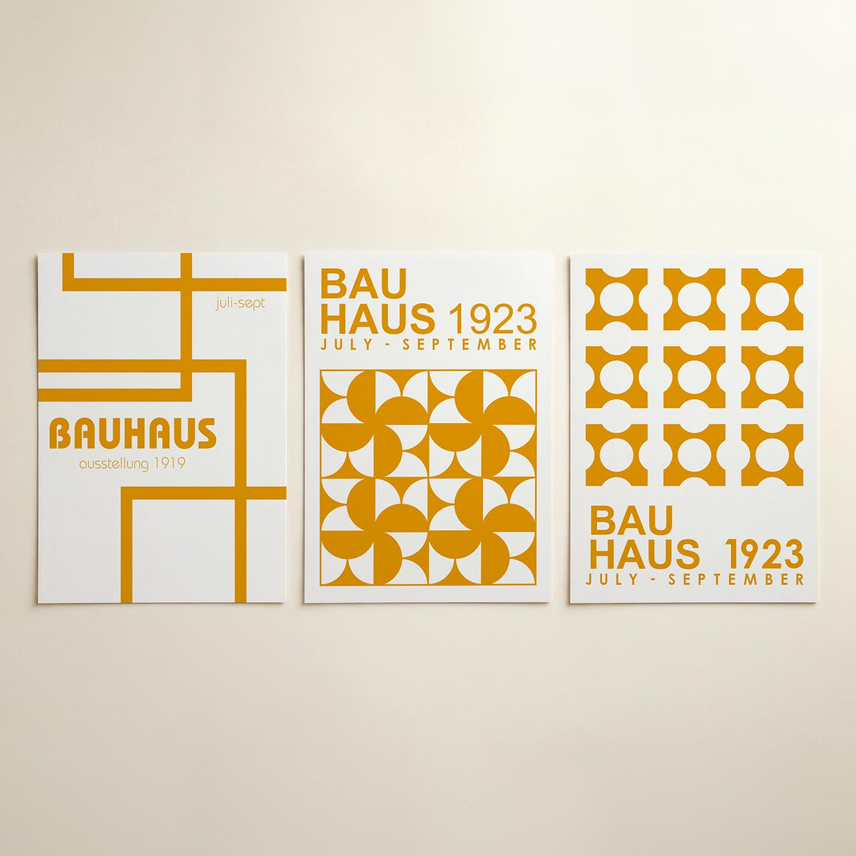 Lijnen en kleurvlakken posterset – detailweergave – deze posterset in drie delen toont een spel van oranje lijnen op een