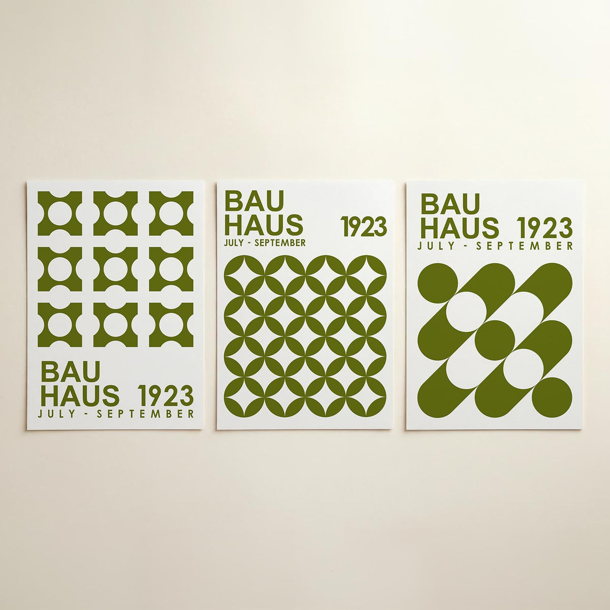 Vorm en ritme posterset – detailweergave – deze posterset in drie delen toont een ritmisch patroon van olijfgroene vormen met