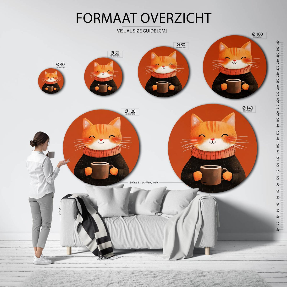 Lachende kat met mok Muurcirkel – extra productweergave – Een lachende oranje kat met een mok tegen een oranje achtergrond.