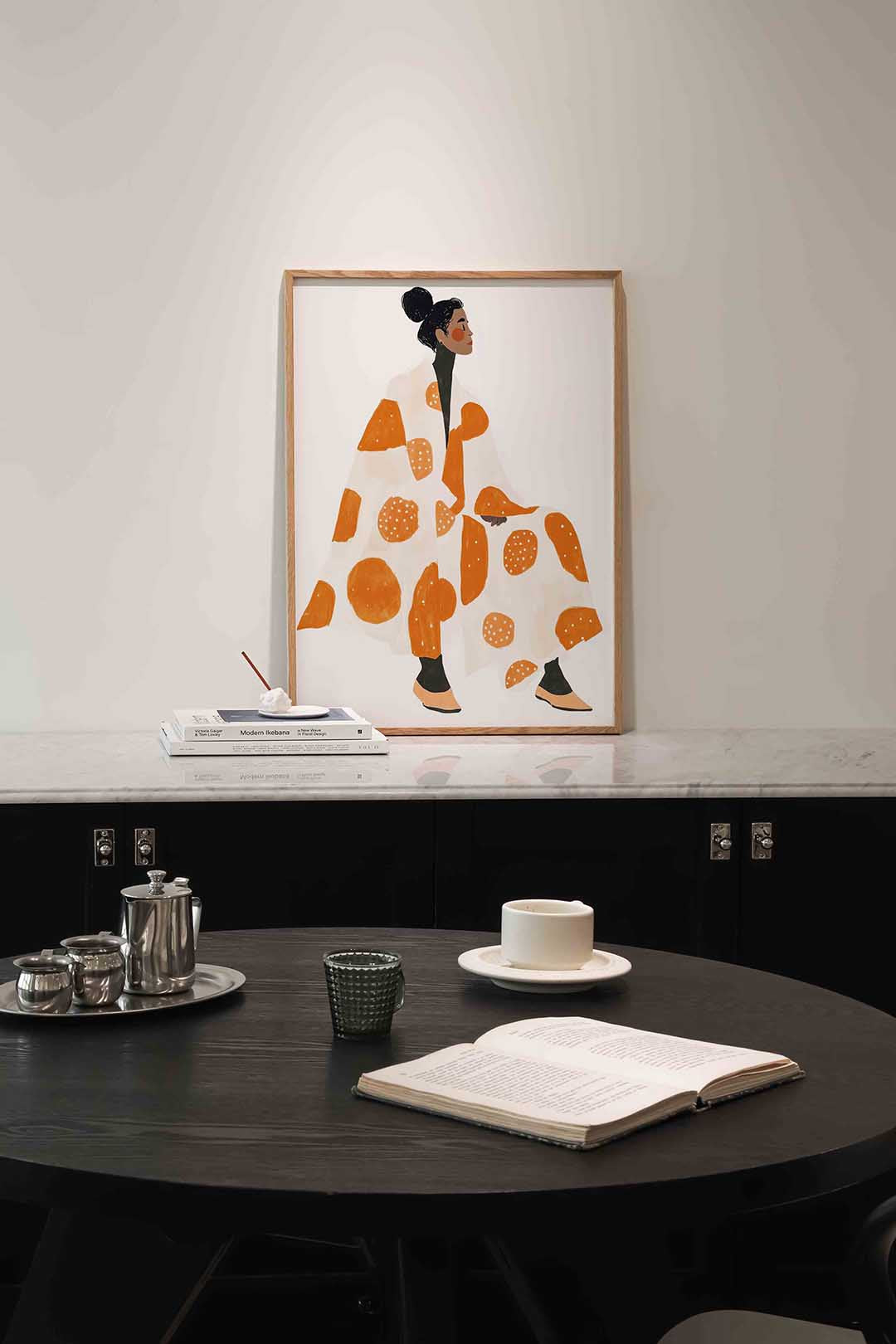 Vrouw in oranje en witte stippen – moderne poster in staand formaat