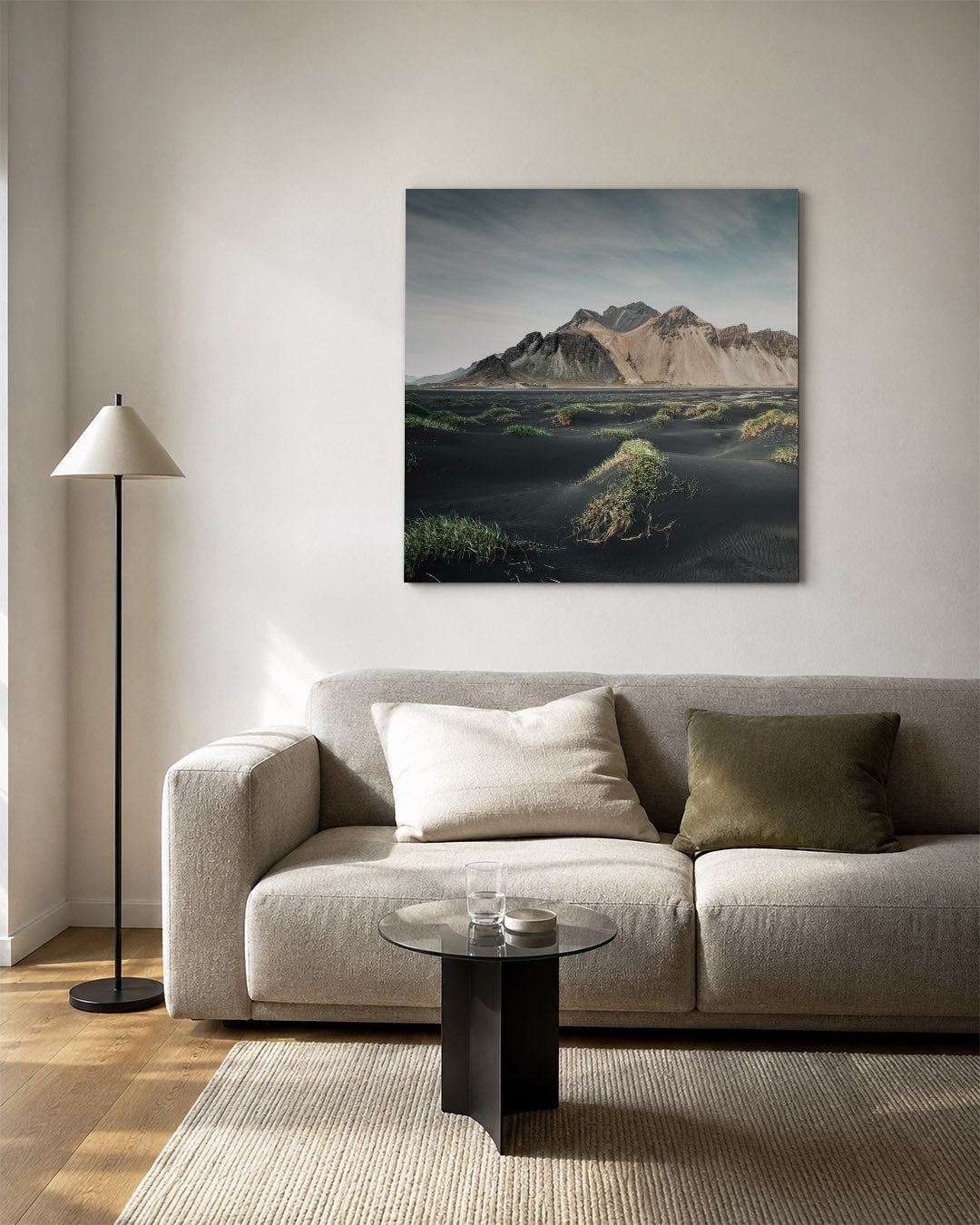 Berglandschap met gras kunstwerk – vierkante wanddecoratie – een berglandschap met donkere zandduinen en verspreide