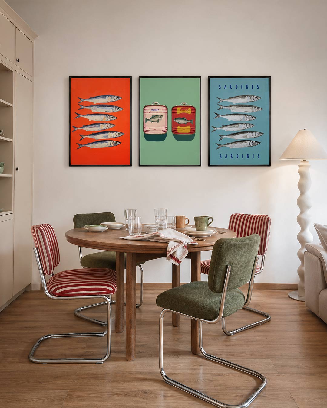 Vissen op rood driedelige posterset – zes vissen in blauw-witte tinten liggen horizontaal op een