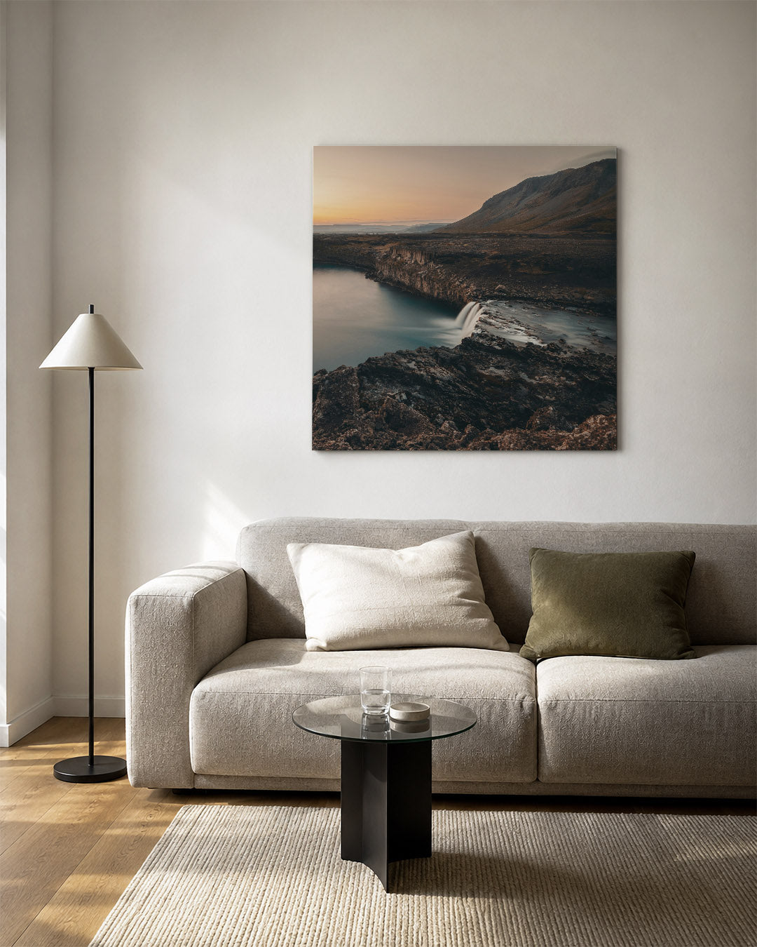Rustige waterval landschap kunstwerk – vierkante wanddecoratie – een waterval stroomt over rotsen in een uitgestrekt
