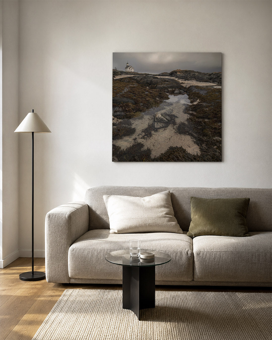 Rustige kustlijn kunstwerk – vierkante wanddecoratie – een serene kustlijn met een klein gebouw op de achtergrond. Donkere
