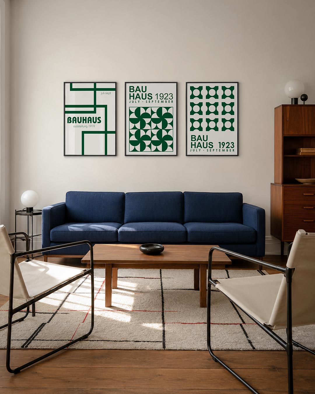Lijnen en vlakken driedelige posterset – donkergroene lijnen kruisen elkaar op een witte achtergrond. De compositie speelt