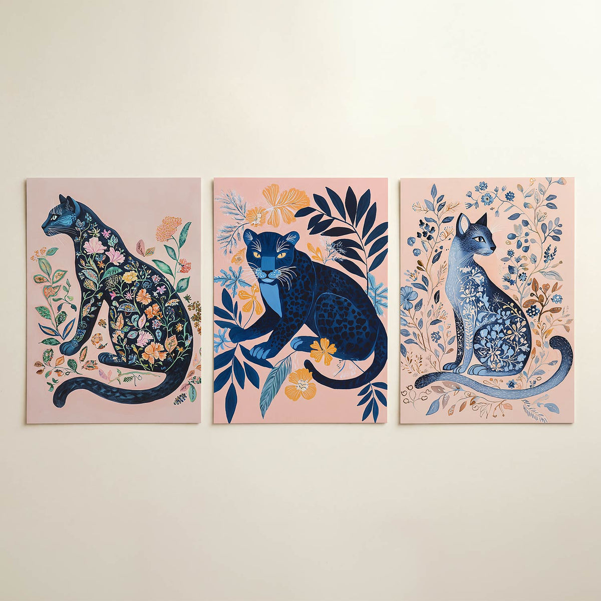 Bloemenkat fantasie posterset – detailweergave – een donkerblauwe kat vol kleurrijke bloemen en bladeren op