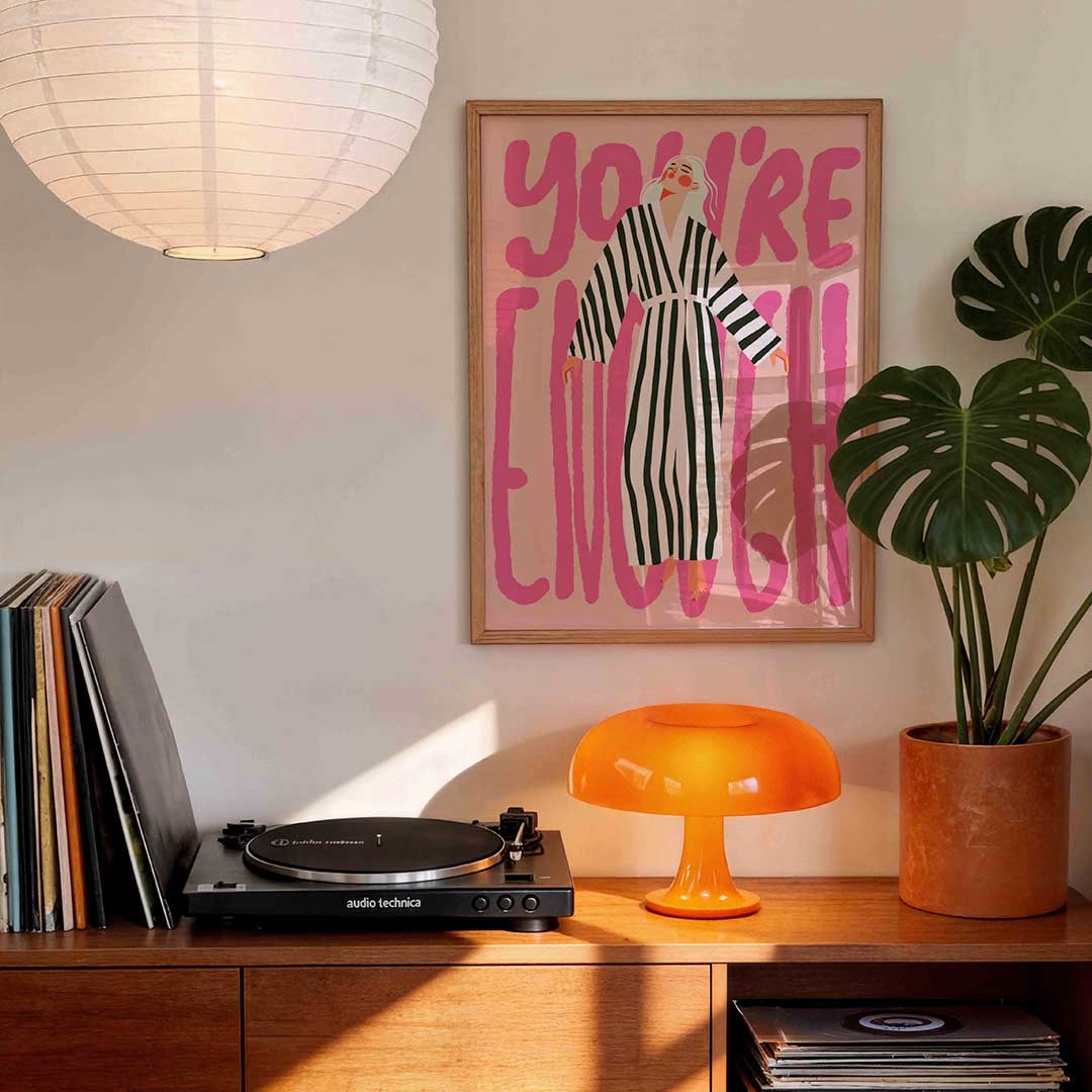 Gestreepte jurk en roze tekst – staande kleurrijke wanddecoratie van WallArtistic