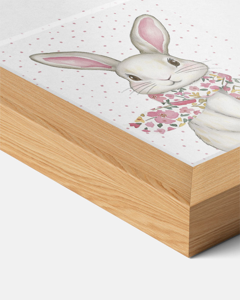 Schattige Konijnenposter met Bloemensjaal – kids poster als vrolijke staande wanddecoratie