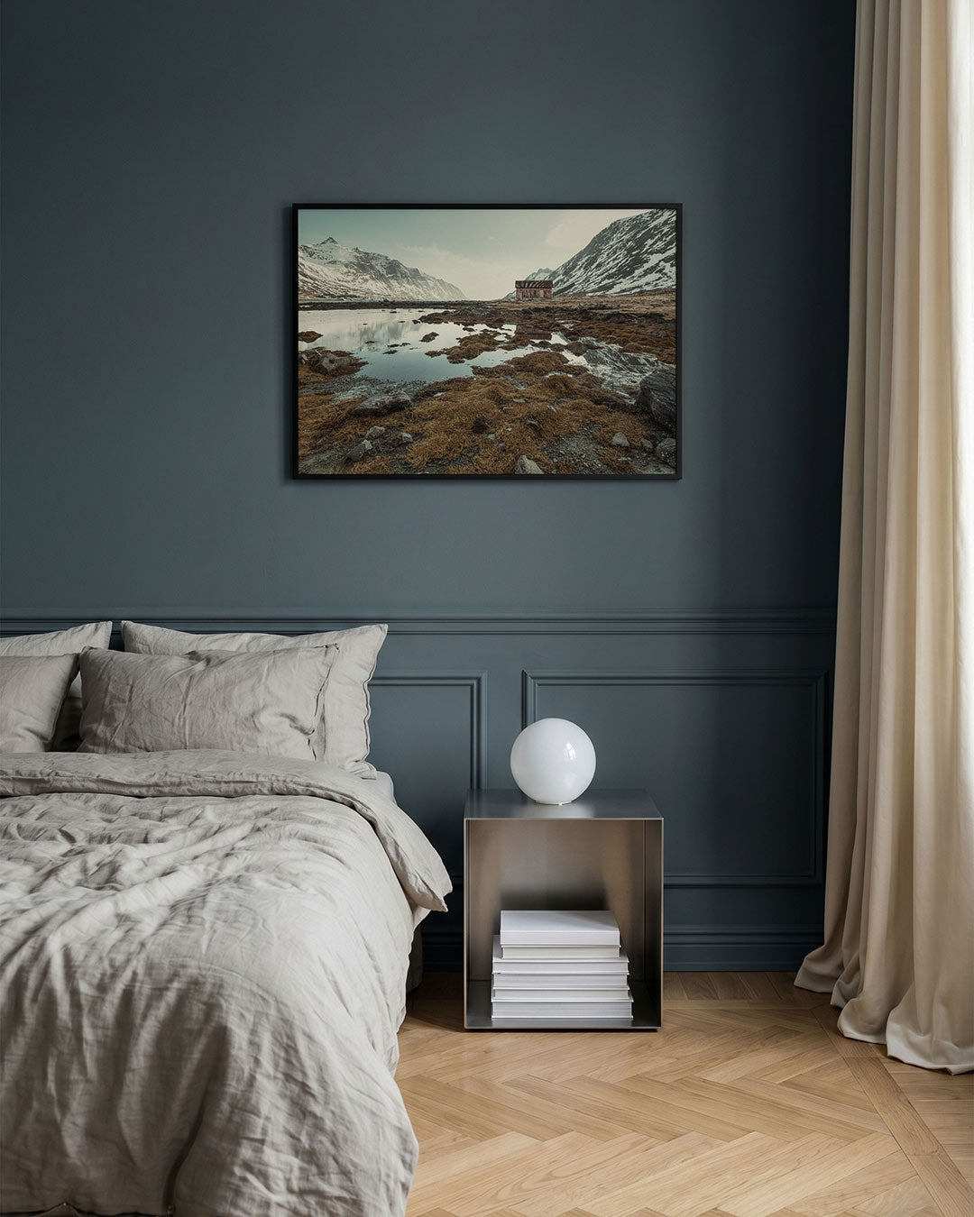 Berglandschap poster – detailweergave – een berglandschap met een hut, omgeven door besneeuwde bergen en reflecties in het