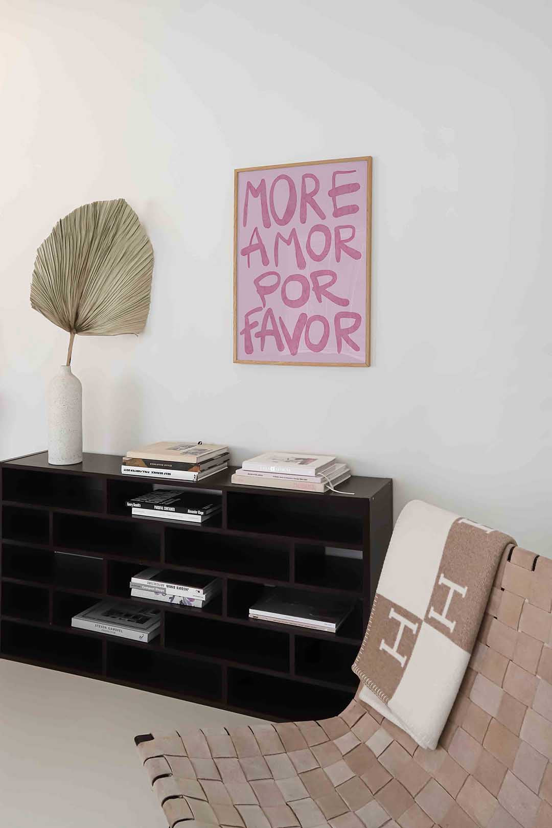 More amor por favor – staande kleurrijke abstracte wanddecoratie van WallArtistic