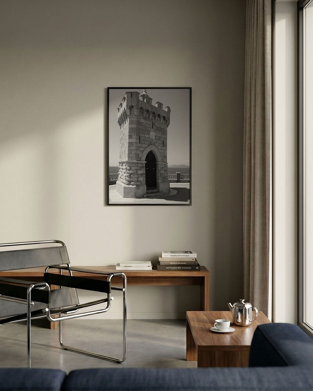 Toren poster – detailweergave – deze poster toont een stenen toren met een deur, omringd door een zee en bergen. De zwart-wit