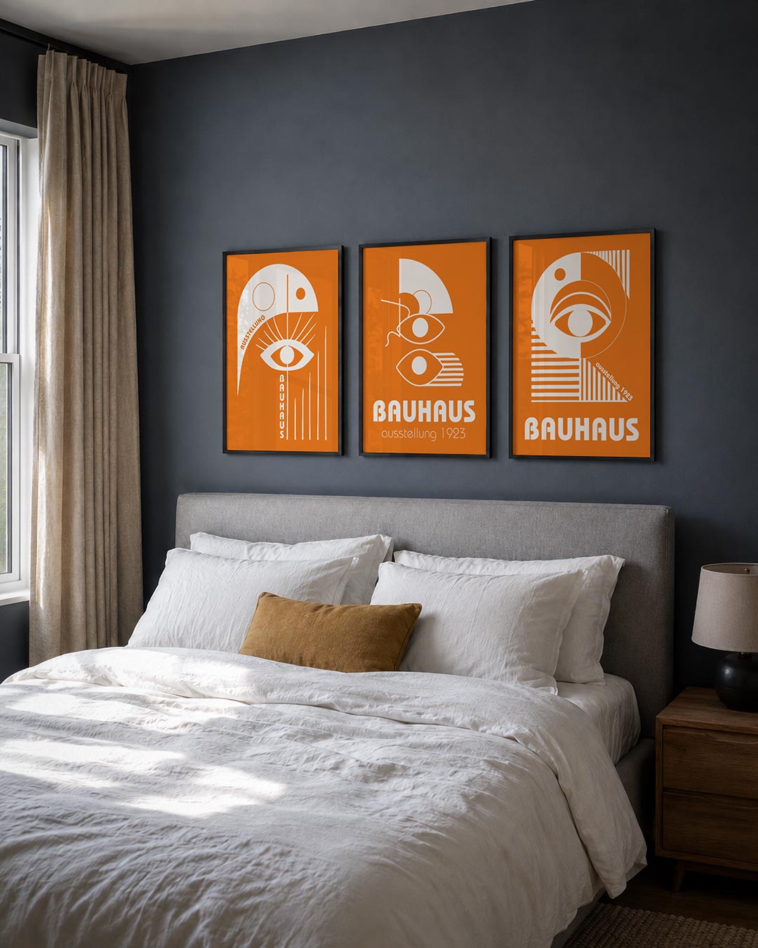 Oog en lijnen posterset – derde productweergave – een oranje achtergrond met een wit oog centraal. Rechte en gebogen lijnen