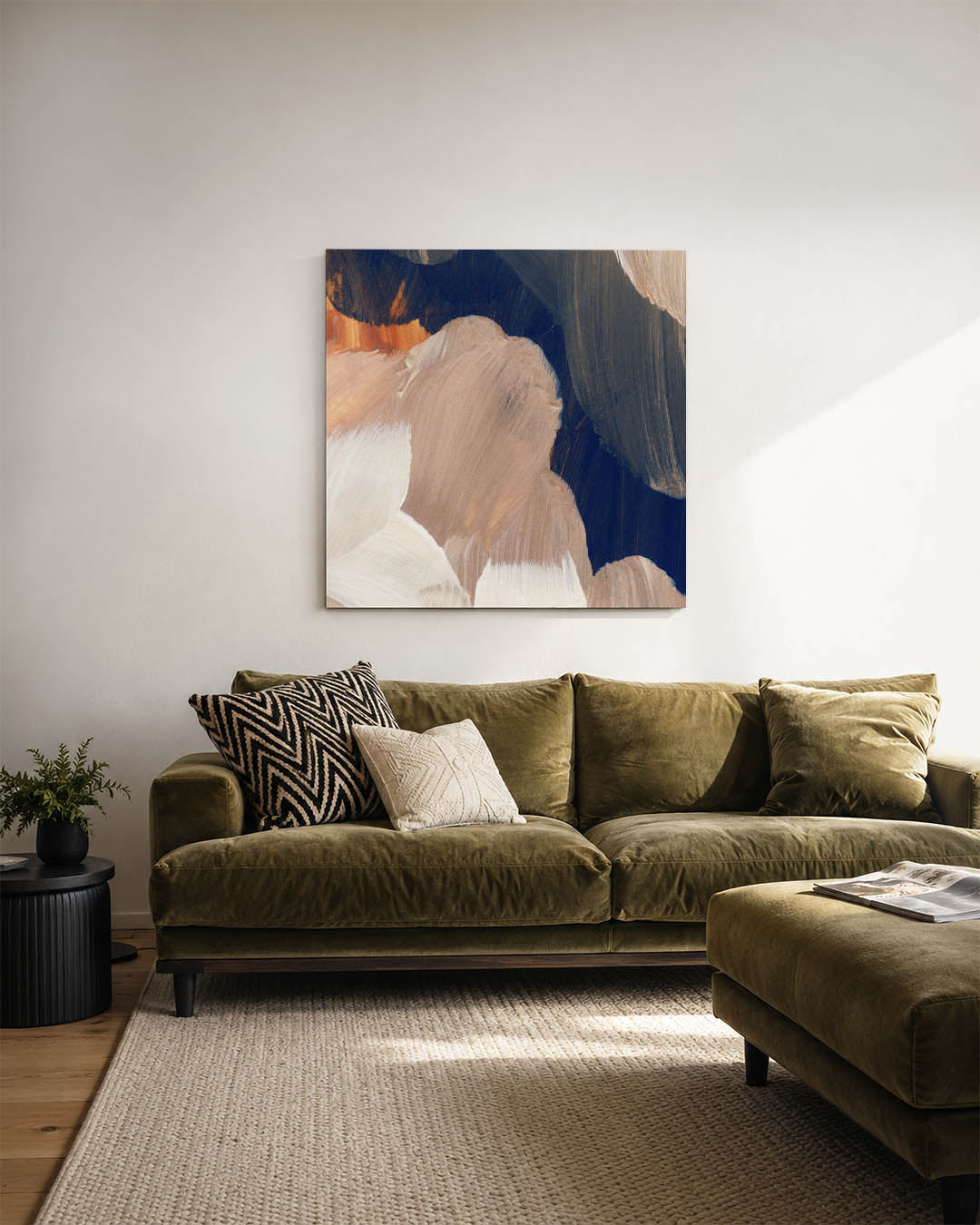 Abstracte kunstwerk – sfeerbeeld – dit kunstwerk toont vloeiende penseelstreken in beige, wit en donkerblauw. De kleuren