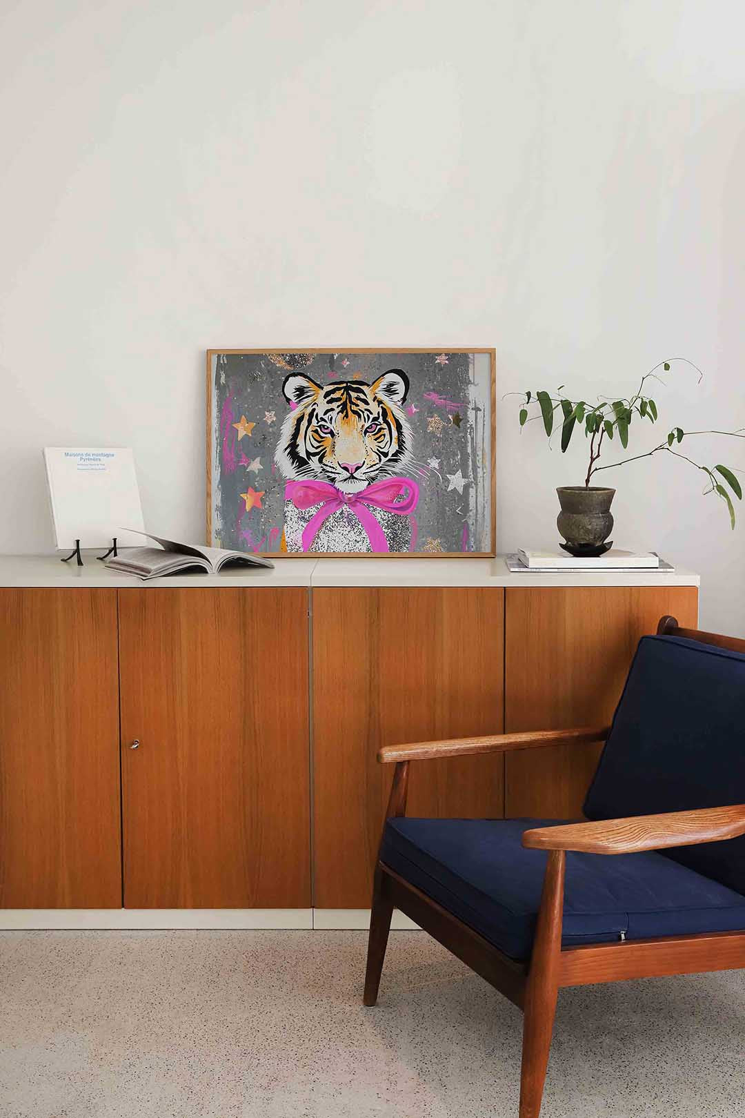 Tijger met roze strik – liggende dieren wanddecoratie van WallArtistic