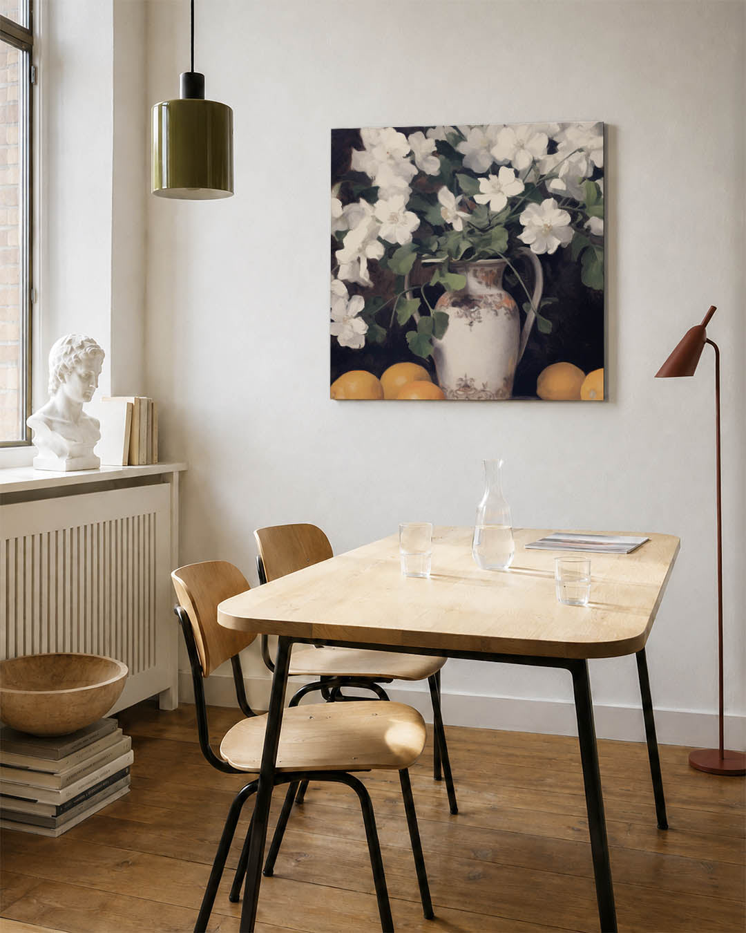 Bloemen en citrus kunstwerk – detailweergave – dit kunstwerk toont een vaas met witte bloemen en groene bladeren, omringd