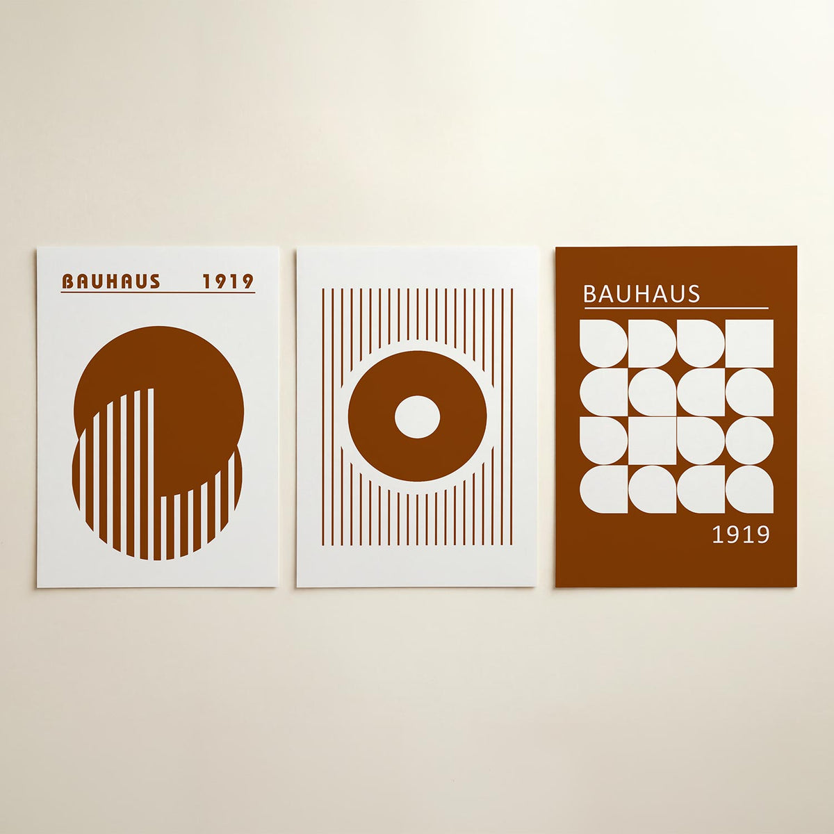 Cirkel en strepen posterset – detailweergave – een grote bruine cirkel overlapt met verticale witte strepen. De compositie