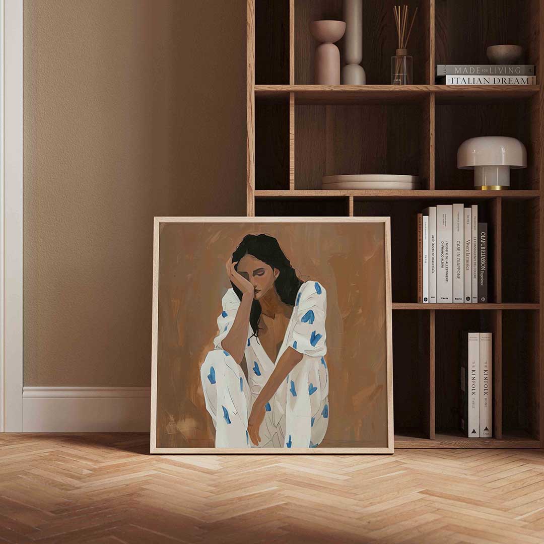 Zittende vrouw met blauwe accenten – vierkante design wanddecoratie van WallArtistic