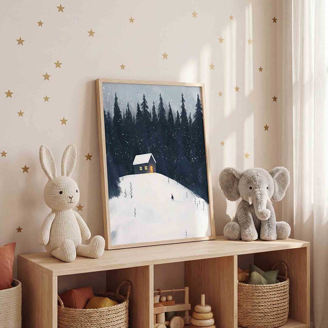 Besneeuwd bos met huis – staande kinderkamer wanddecoratie van WallArtistic