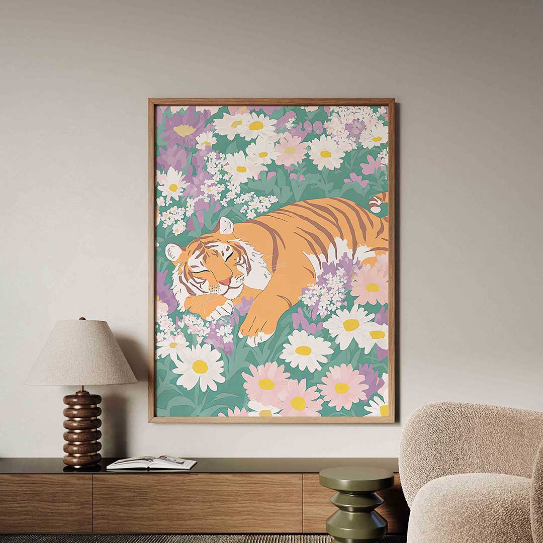 Slapende tijger tussen bloemen – dieren poster in staand formaat