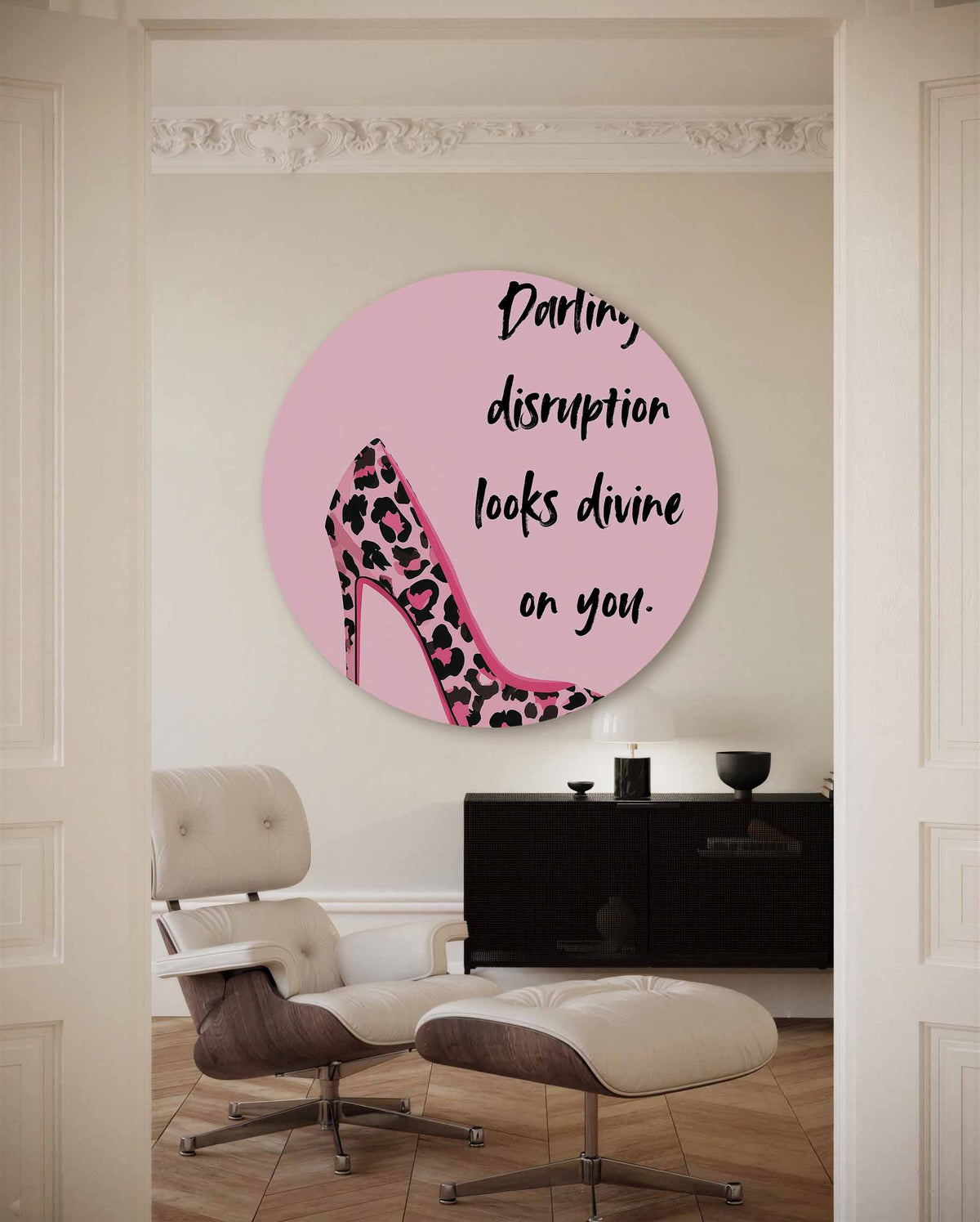 Roze pump met tekst – kleurrijke Pop Art muurcirkel voor aan de muur