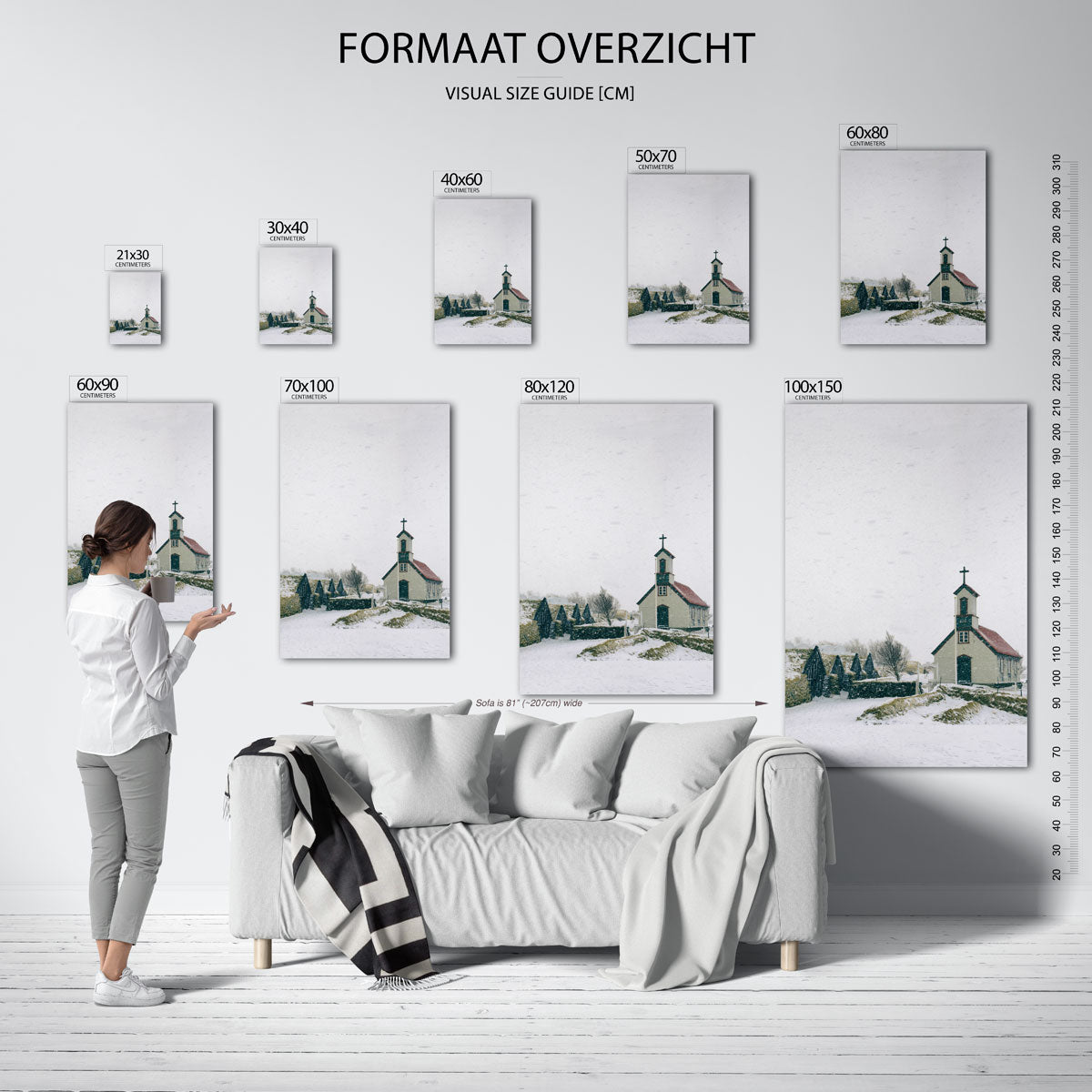 Winterse kapel poster – sfeerbeeld – een serene winterse scène met een besneeuwde kapel en omringende natuur. De zachte