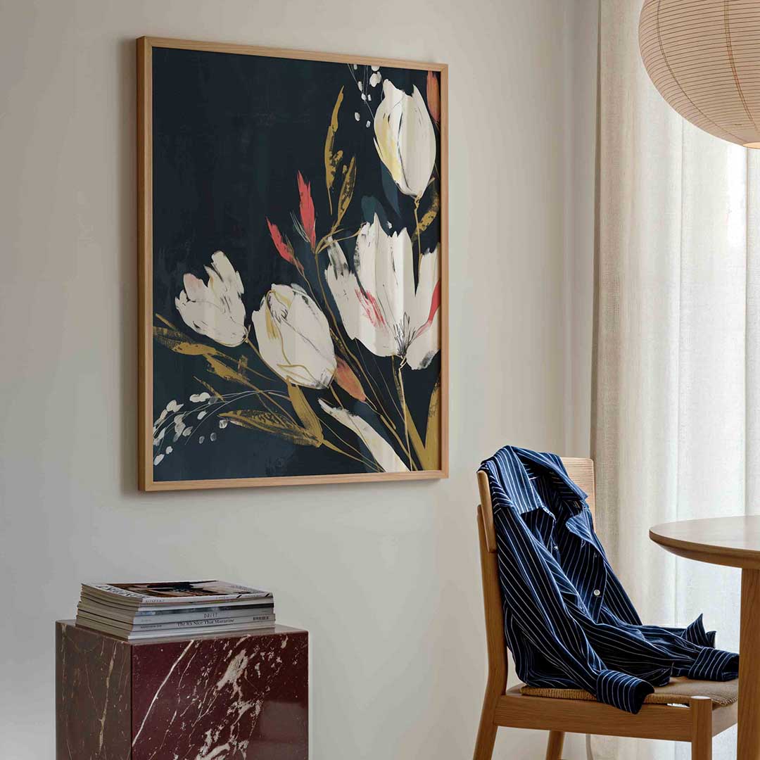 Witte bloemen op donkere achtergrond – kleurrijke illustratie poster in staand formaat