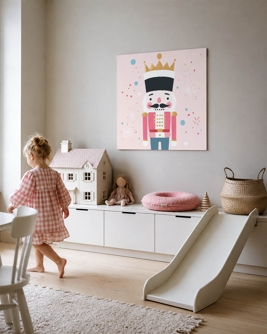 Illustratie van een notenkraker kunstwerk – tweede productweergave – dit werk toont een notenkraker met een gouden kroon en