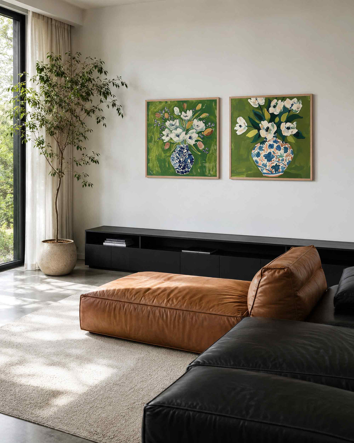 Interieurpresentatie van een tweedelige vierkante posterset met bloemen in vazen
