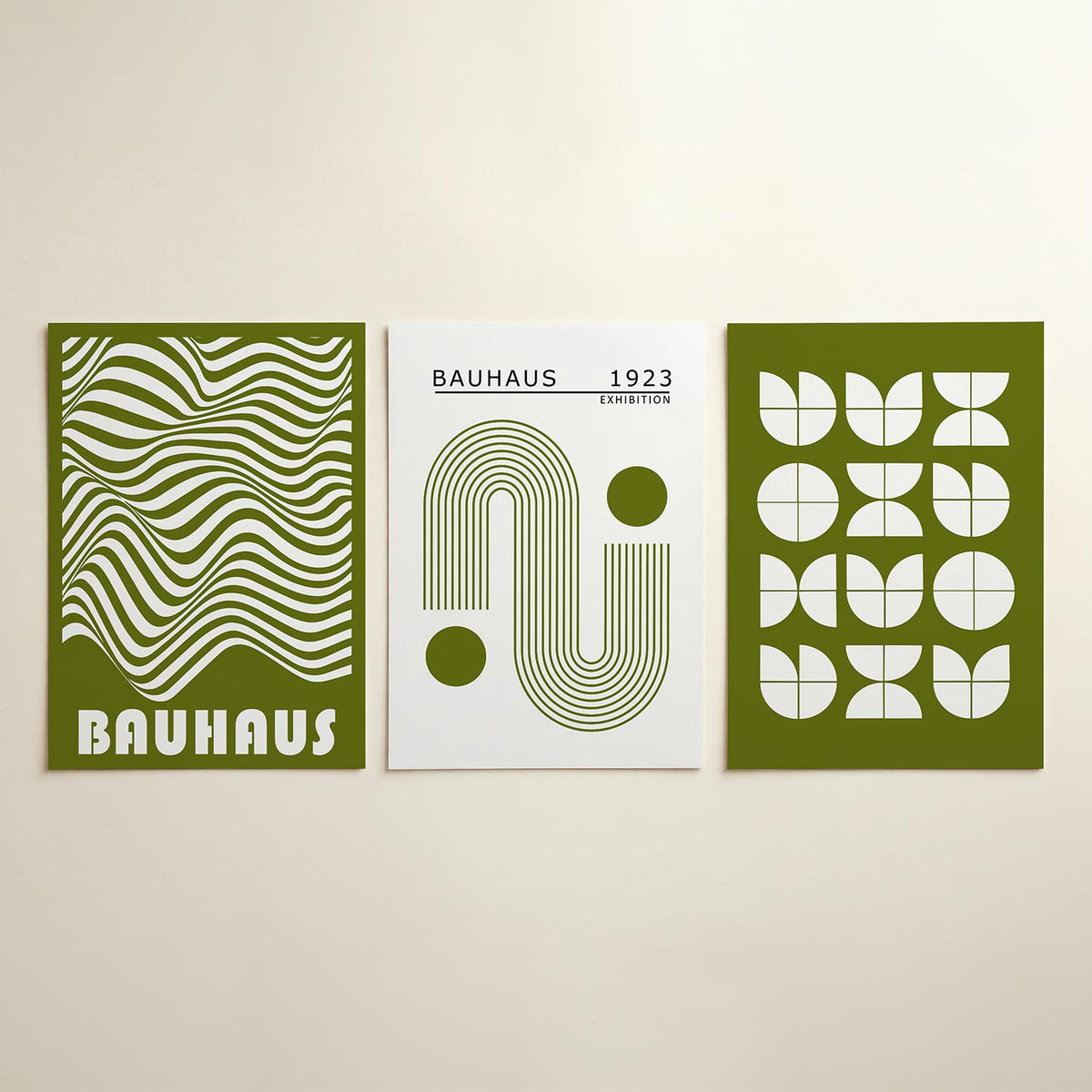 Golvend lijnenspel posterset – detailweergave – deze posterset toont een dynamisch lijnenspel in olijfgroen en wit. De