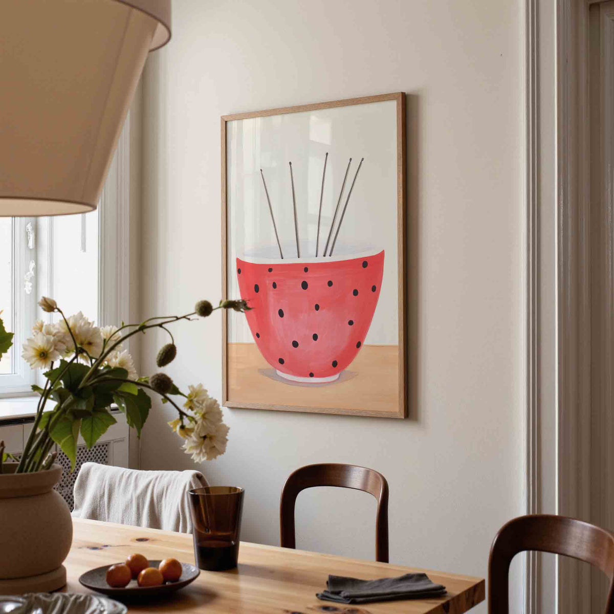 Rode kom met zwarte stippen – kunst en design poster in portret formaat