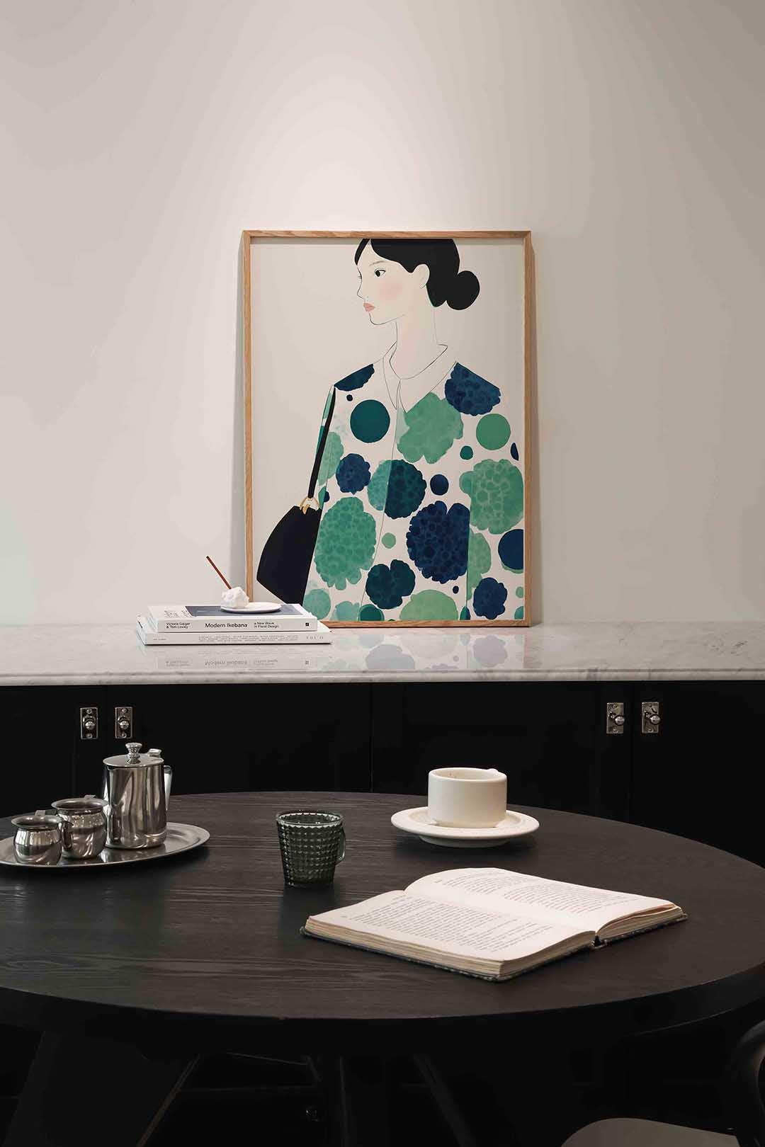 Vrouw met groene patronen – moderne poster in staand formaat