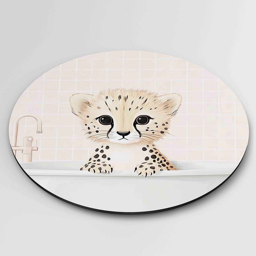 Jonge cheeta in bad – geïllustreerde wandkunst als moderne muurcirkel