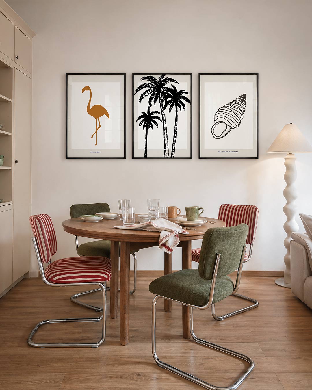Vorm en balans driedelige posterset – een silhouet van een vogel in warme bruintinten, centraal
