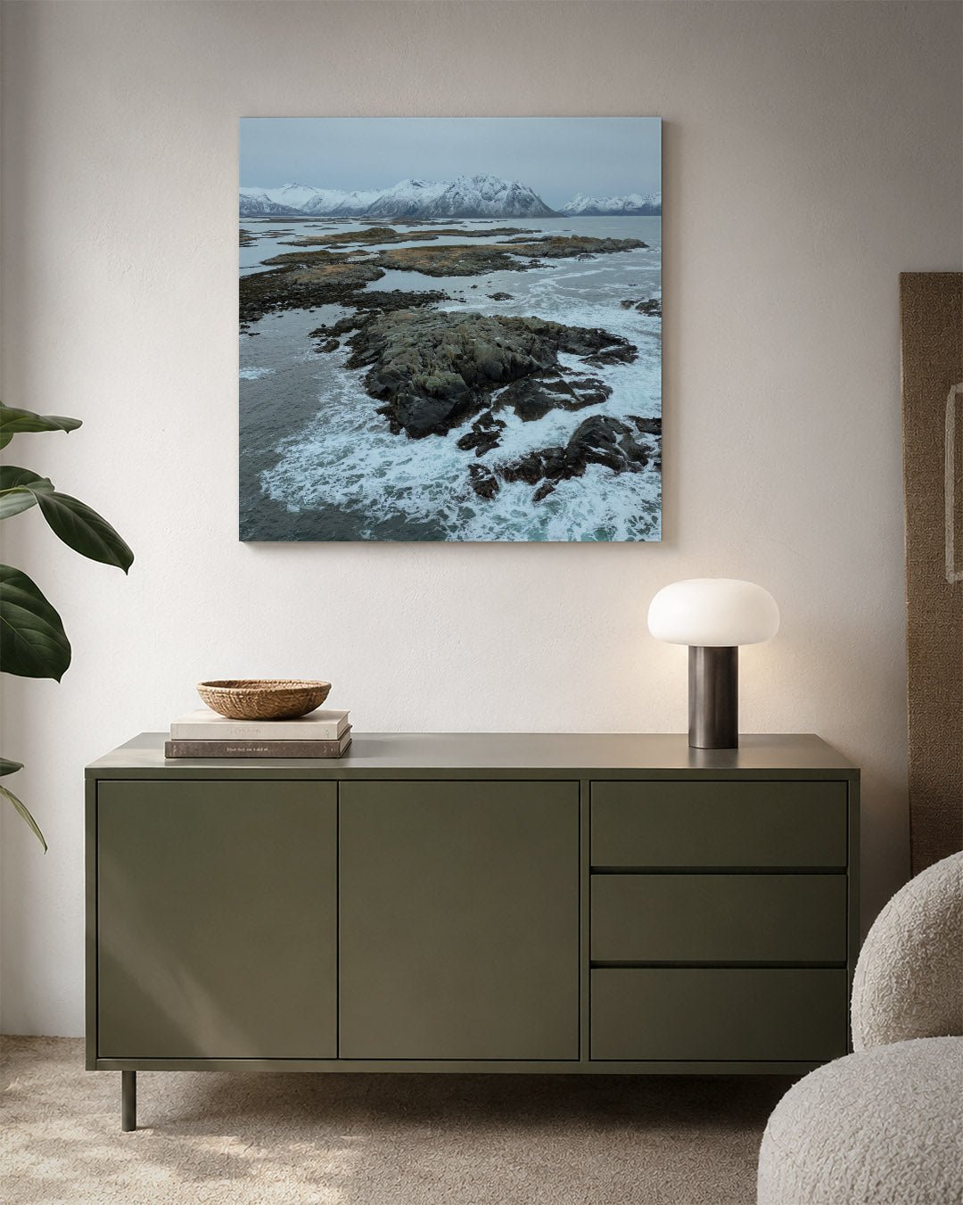 Rotsachtige kustlijn kunstwerk – detailweergave – een serene kustlijn met ruige rotsen en kalm water, omgeven door besneeuwde