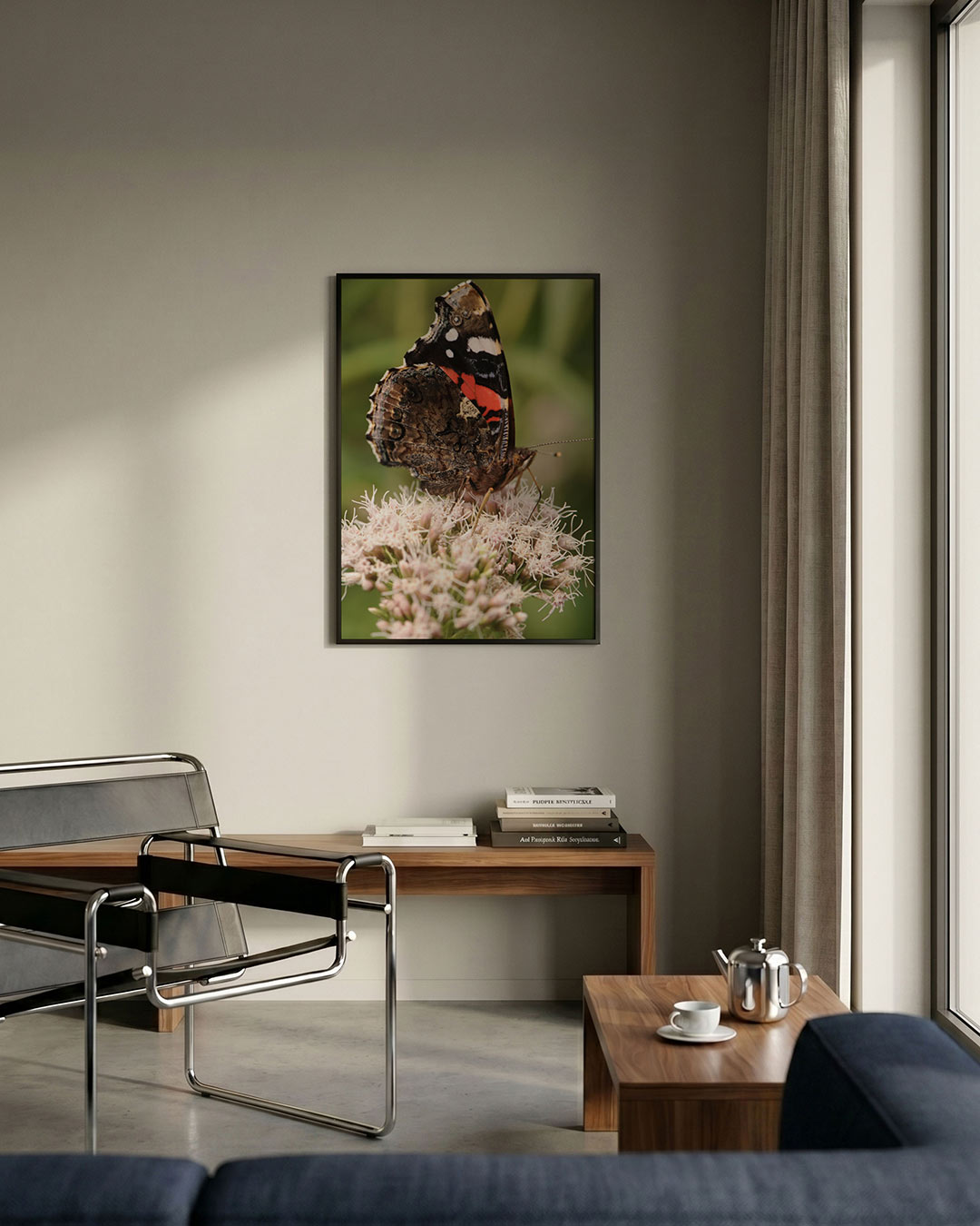 Vlinder op bloem poster – detailweergave – deze poster toont een gedetailleerde close-up van een vlinder op een bloem, met