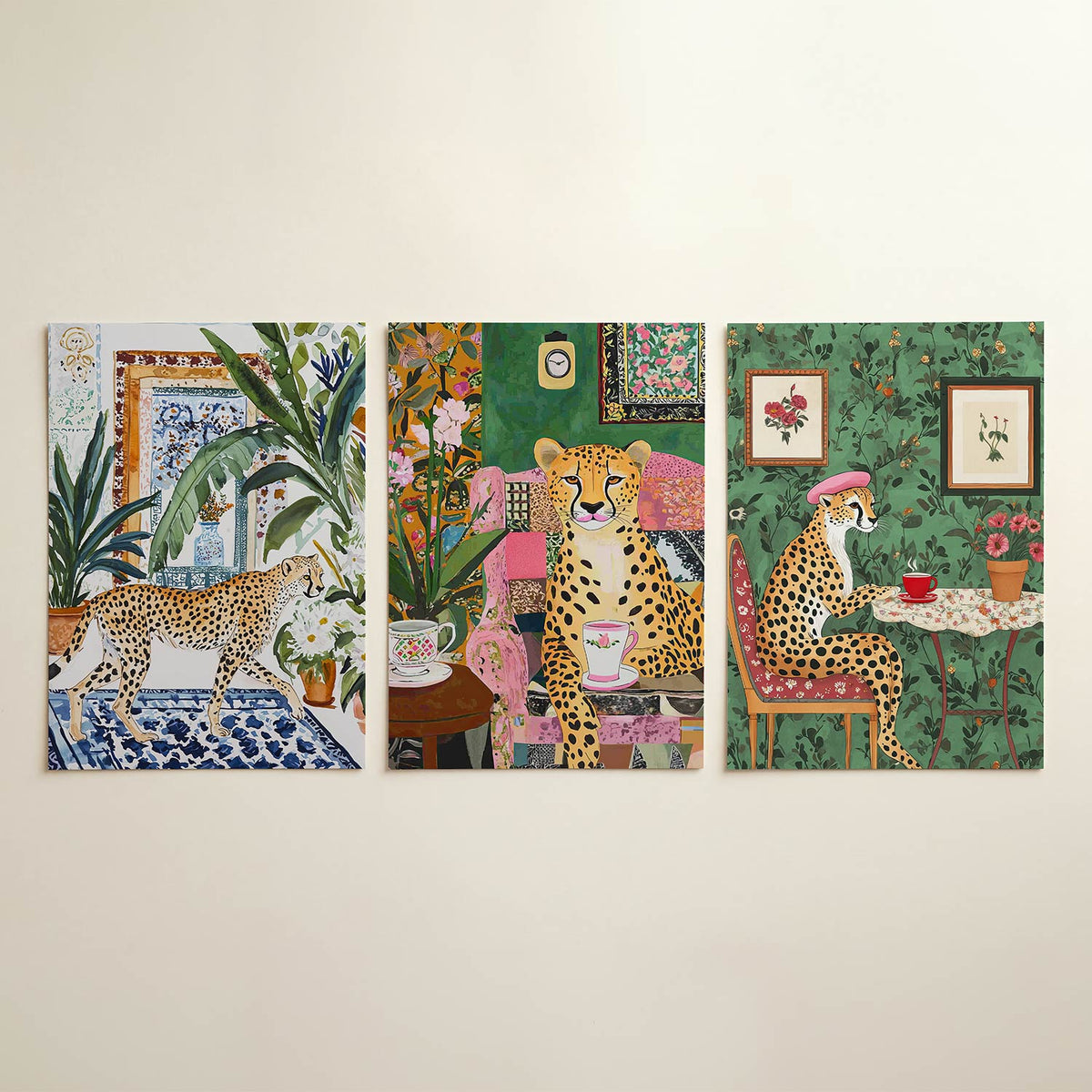 Jungle interieur posterset – detailweergave – een luipaard wandelt door een weelderige kamer vol planten