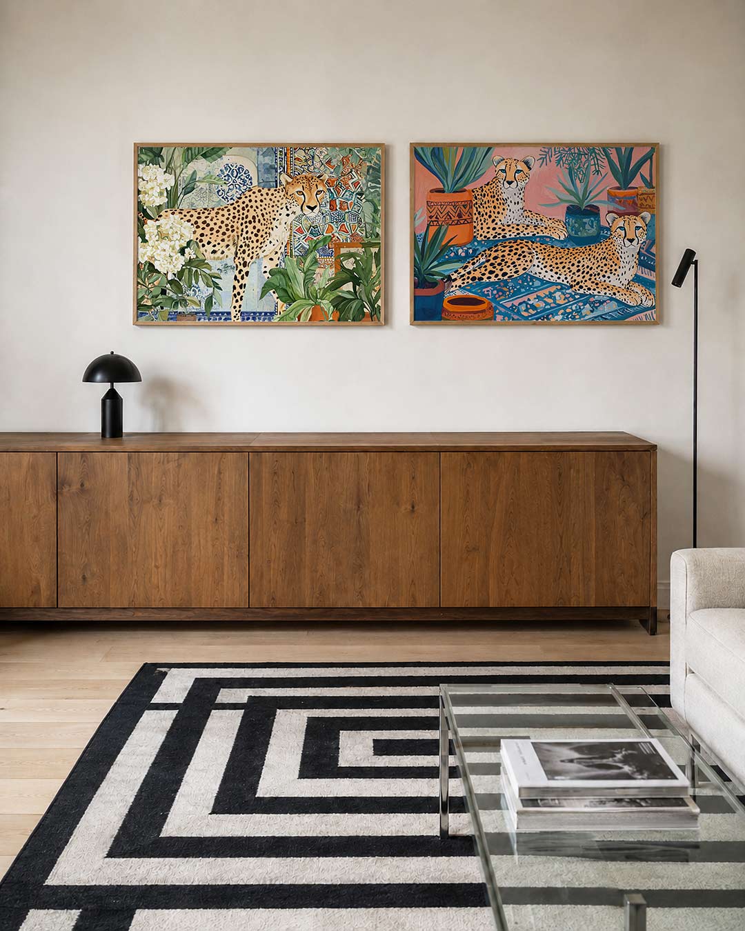 Twee liggende posters met een sierlijke cheetah, aan de muur in een interieur