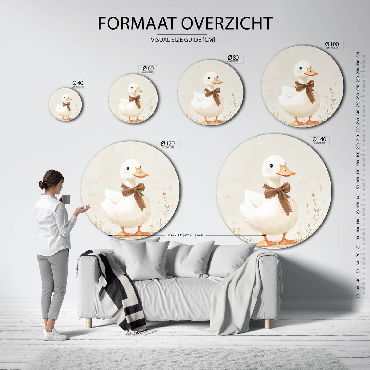 Eend met strik Muurcirkel – extra productweergave – Een witte eend met een bruine strik op een beige achtergrond met bloemen.