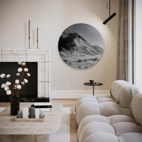 Besneeuwde berglandschap – ronde fotografie wanddecoratie van WallArtistic