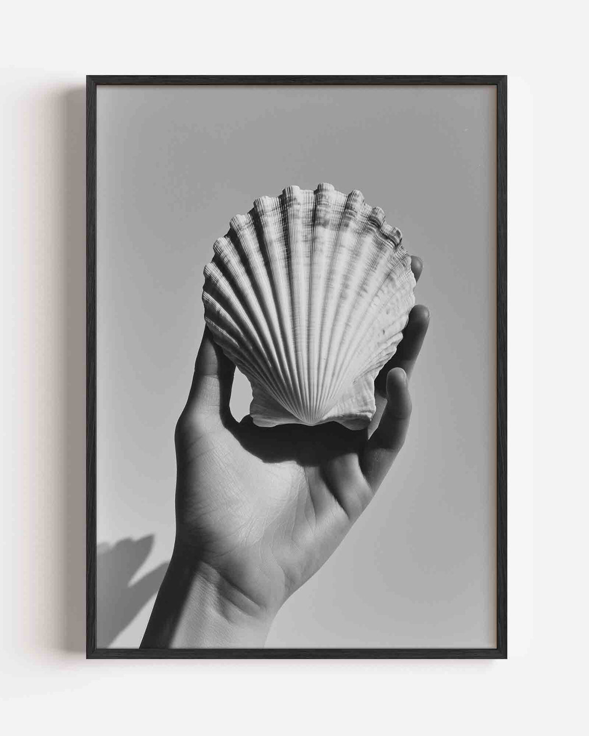 Schelp in hand – natuur portret poster als wanddecoratie
