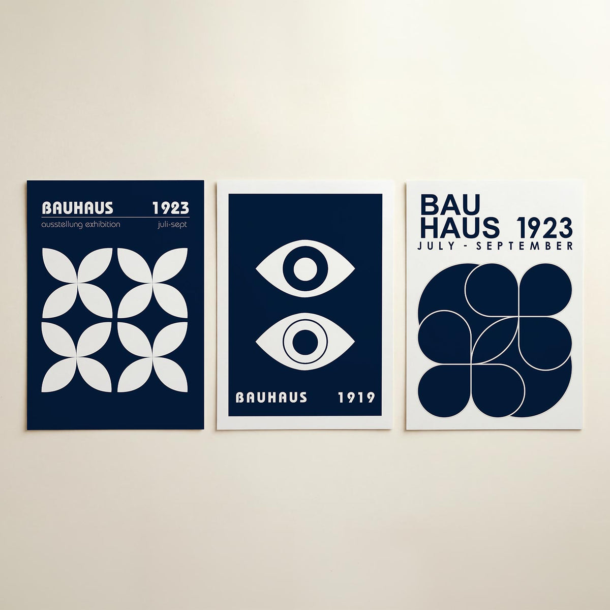Vorm en kleur posterset – detailweergave – donkerblauwe achtergrond met witte bloemachtige vormen. Strakke lijnen en een