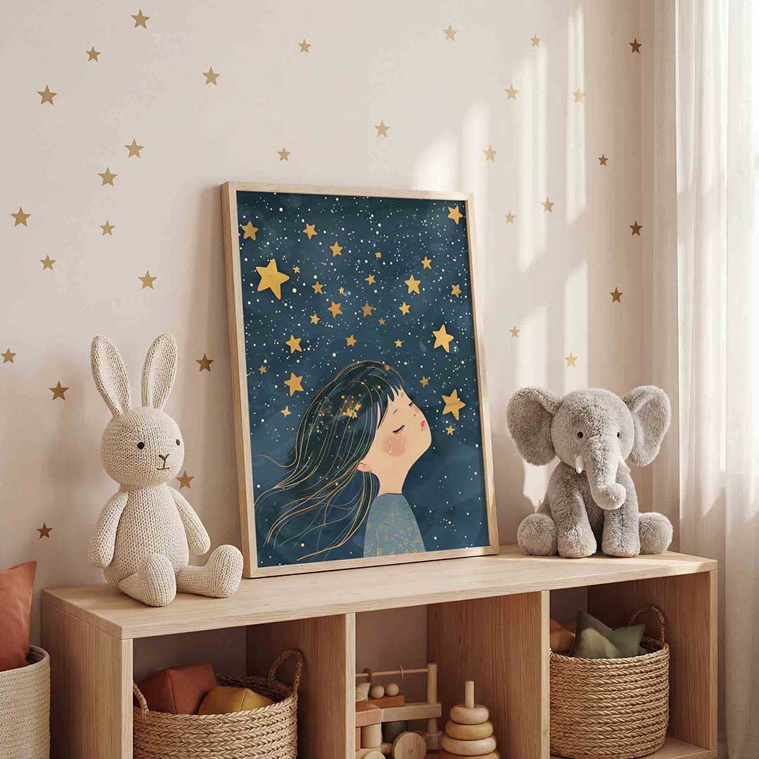 Meisje met sterren – staande kinderkamer wanddecoratie van WallArtistic