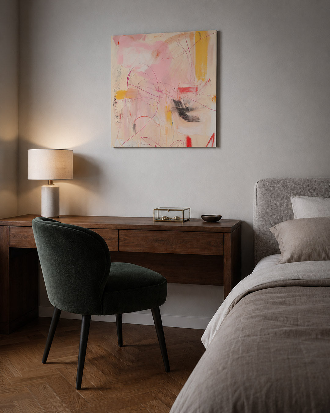 Dynamische kleurenexplosie kunstwerk – sfeerbeeld – dit kunstwerk toont een levendige mix van roze, geel en zwart-wit tinten.