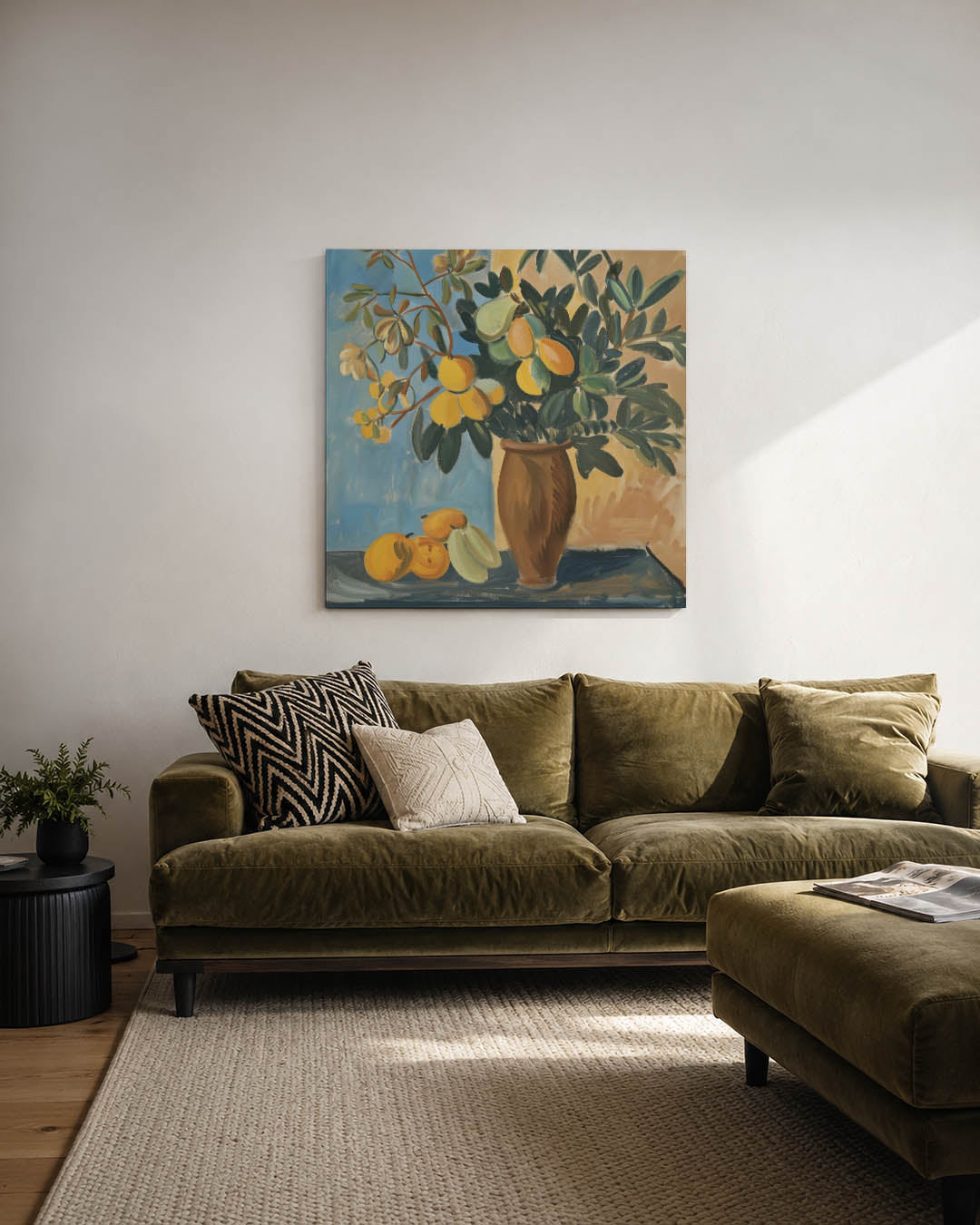 Fruit en bladeren kunstwerk – derde productweergave – dit kunstwerk toont een vaas met groene bladeren en geel fruit tegen