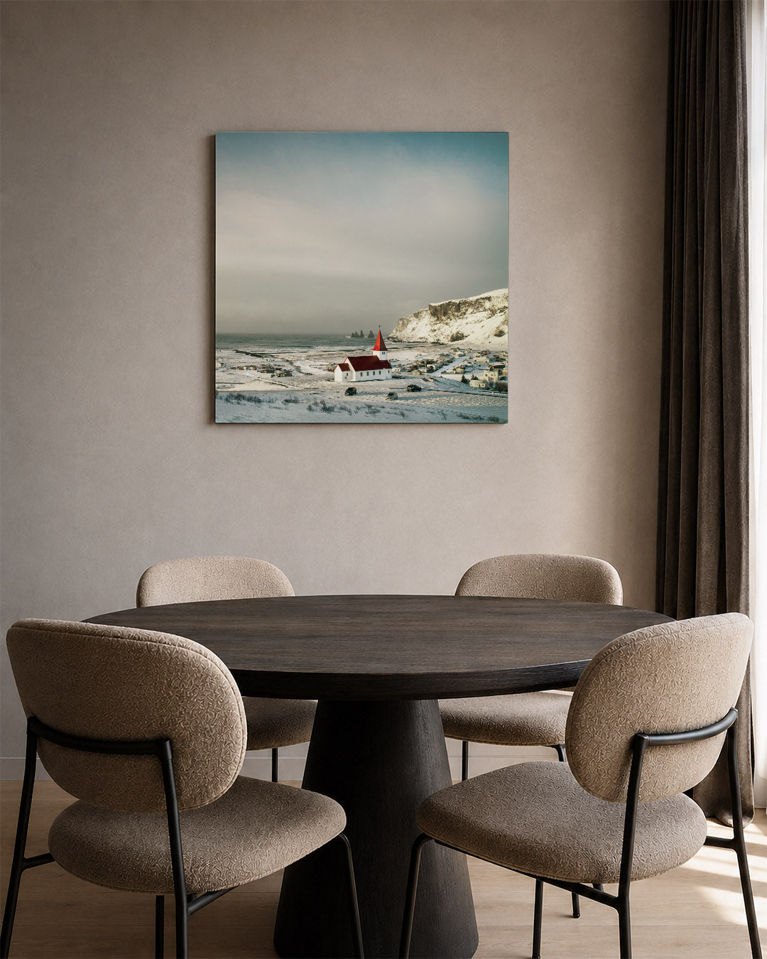 Winterse landschap kunstwerk – tweede productweergave – deze kunstwerk toont een serene winterse scène met een gebouw in een